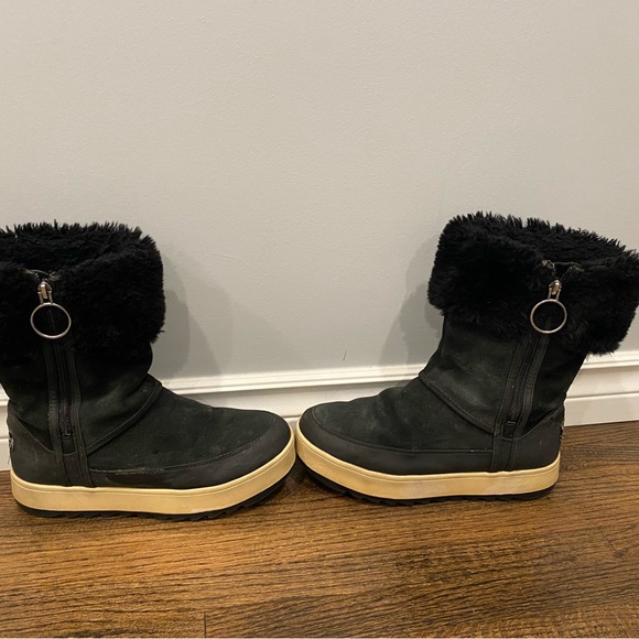 Ugg boots in very good condition. - Picture 2 of 8